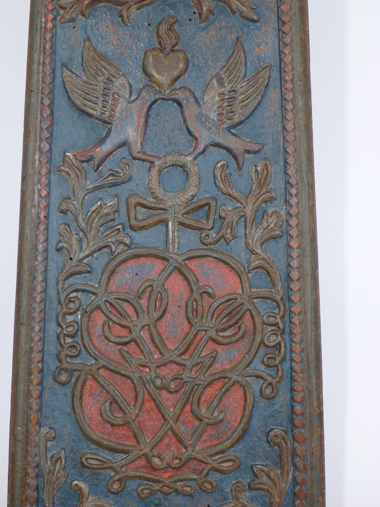 Mangle board from Denmark with two kissing doves and a heart